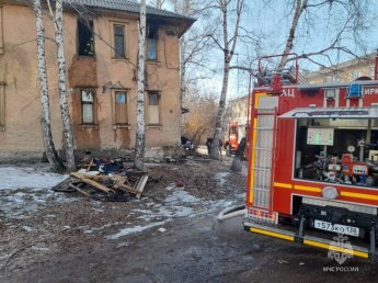Утром в Иркутске на улице Мухиной в многоквартирном доме произошел пожар с гибелью человека