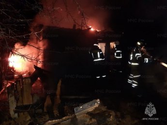 На пожарах, произошедших за сутки, один мужчина погиб, другой получил травмы