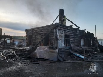 Детская шалость с огнем привела к уничтожению двух жилых домов и восьми надворных построек в поселке Еланский Иркутской области